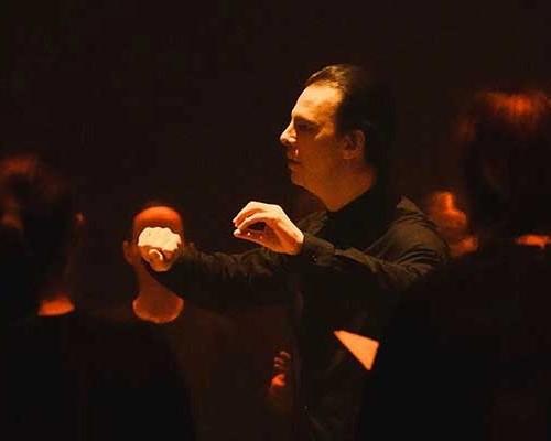 Секрет магии нового концерта Курентзиса в окружении хора MusicAeterna