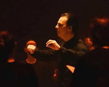 Секрет магии нового концерта Курентзиса в окружении хора MusicAeterna